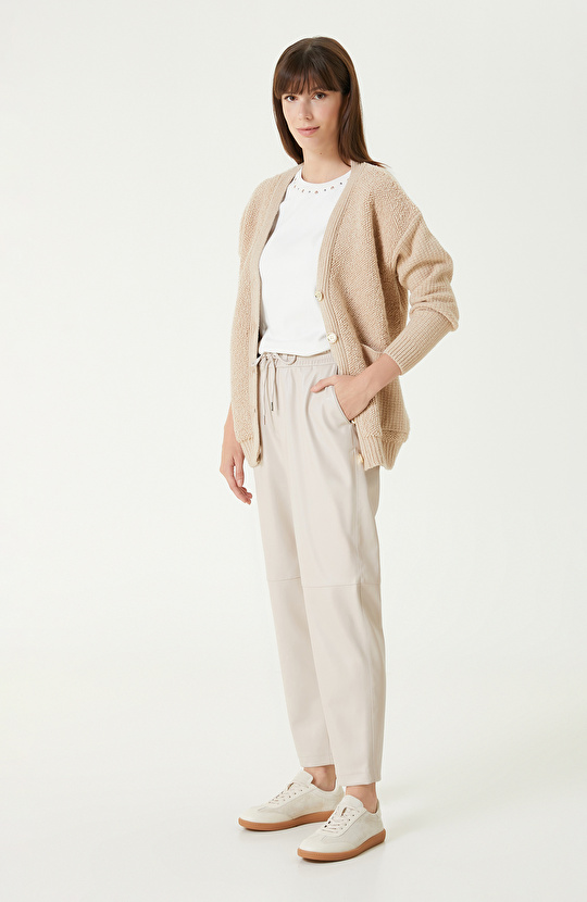 Kırık Beyaz Yaka Kenarı Taş Baskılı Tshırt