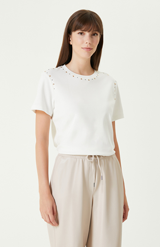 Kırık Beyaz Yaka Kenarı Taş Baskılı Tshırt