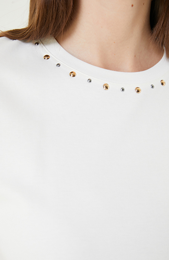 Kırık Beyaz Yaka Kenarı Taş Baskılı Tshırt