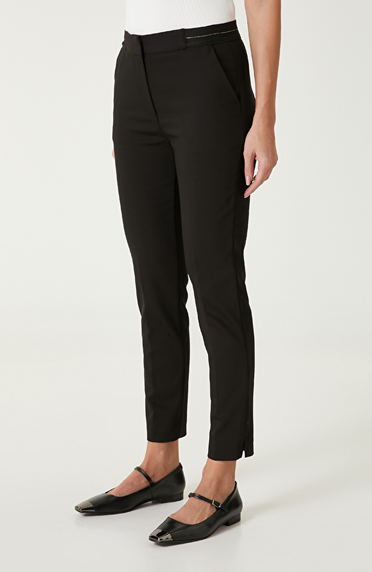 Siyah Kemeri Lastik Detaylı Pantolon