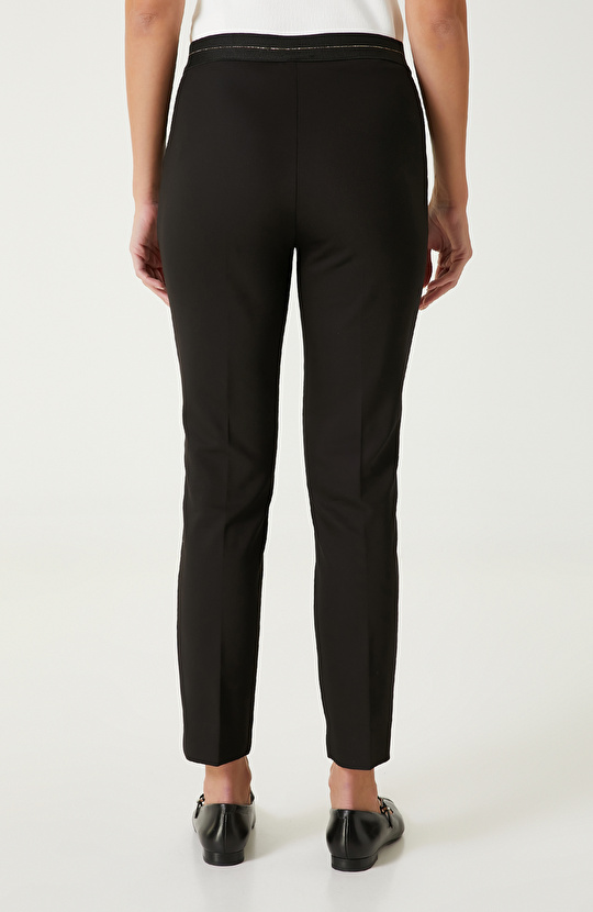 Siyah Kemeri Lastik Detaylı Pantolon
