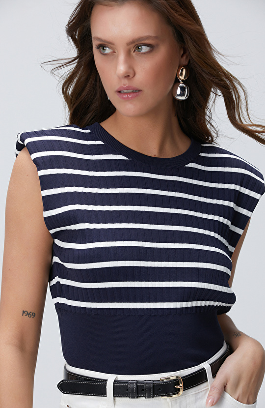 Beyaz Lacivert Düşük Kol Çizgili Triko