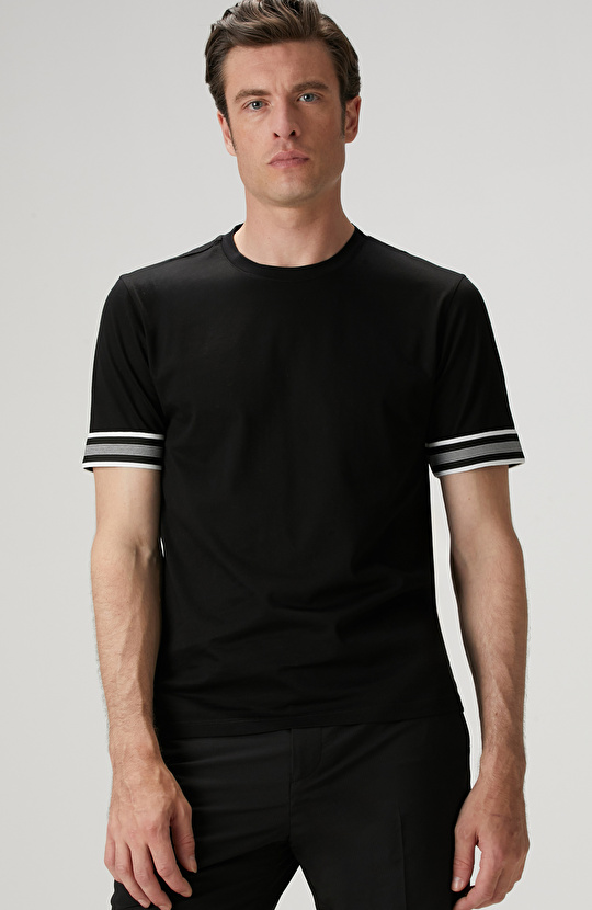 Siyah Kolu Detaylı T-shirt
