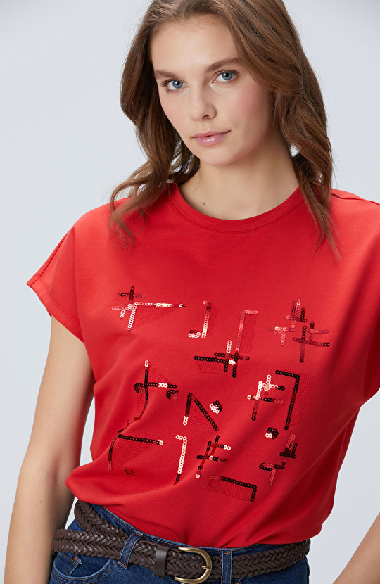 Kırmızı Payet Nakış İşlemeli T-shirt