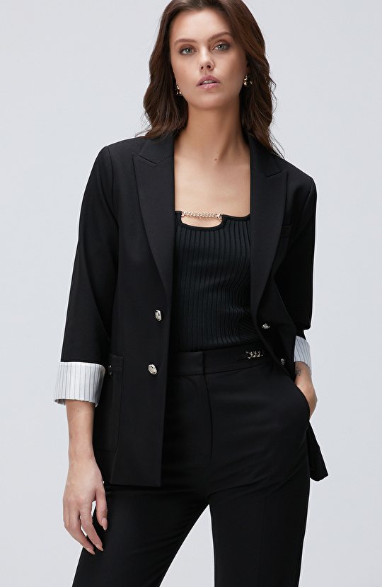 Siyah Aksesuar Detaylı Ceket