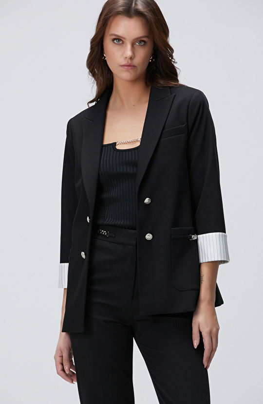 Siyah Aksesuar Detaylı Ceket