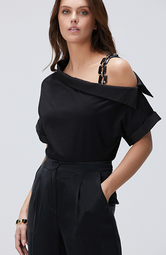 Siyah Aksesuar Askılı T-shirt