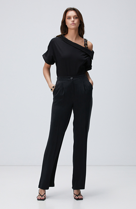 Siyah Aksesuar Askılı T-shirt