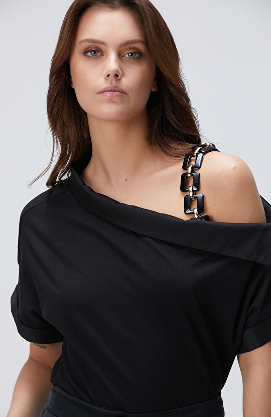 Siyah Aksesuar Askılı T-shirt