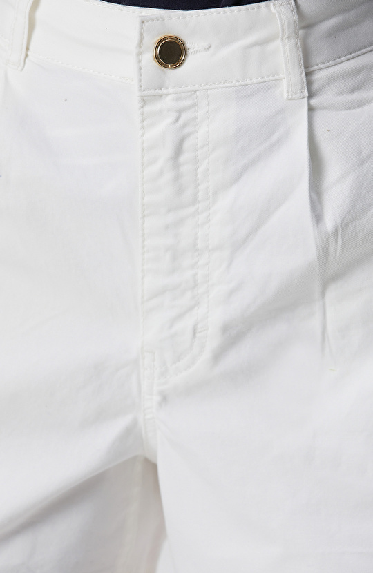 Kırık Beyaz Kısa Denim Şort