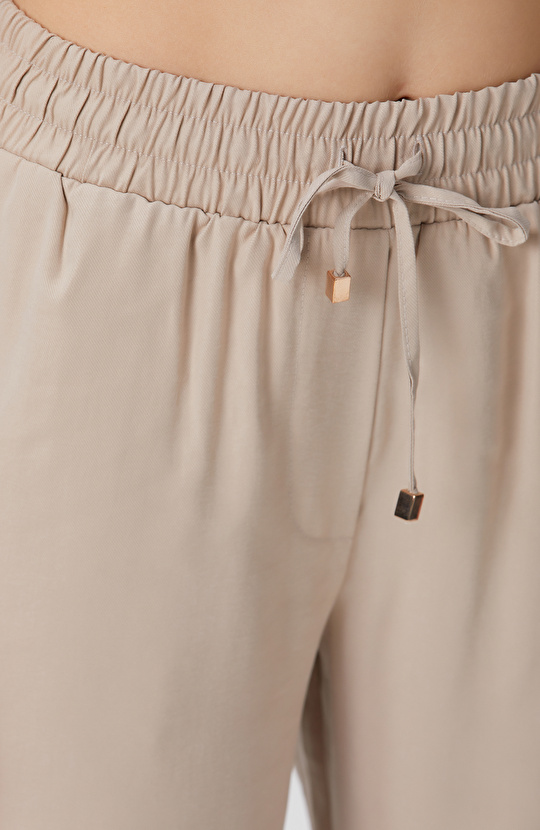 Bej Diyagonal Desenli Pantolon