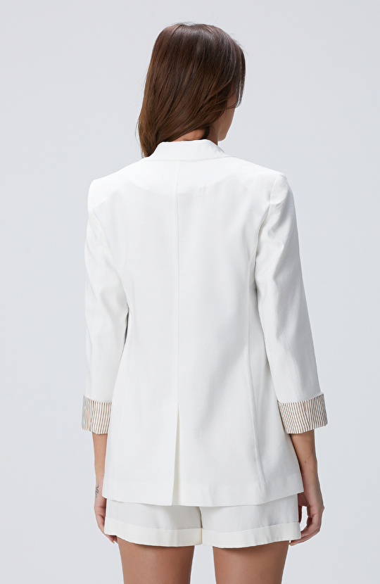 Beyaz Kol Ucu Desenli Astar Detaylı Ceket