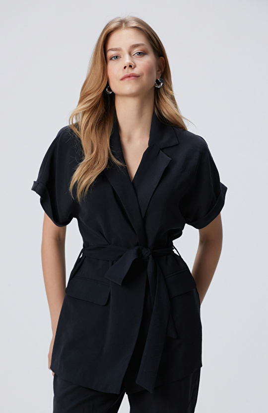 Siyah Beli Kuşaklı Ceket