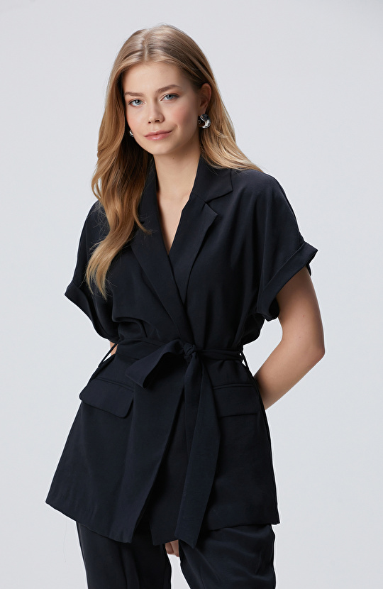 Siyah Beli Kuşaklı Ceket