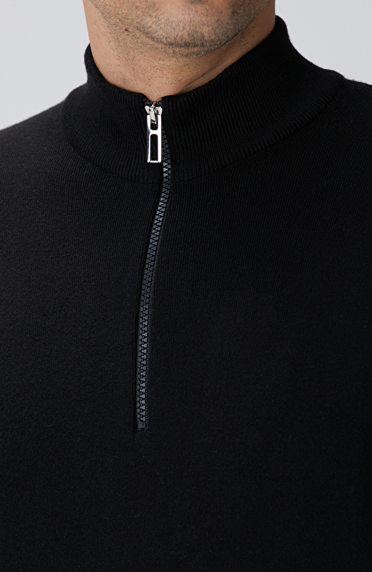 Siyah Yakası Fermuarlı Triko Kazak