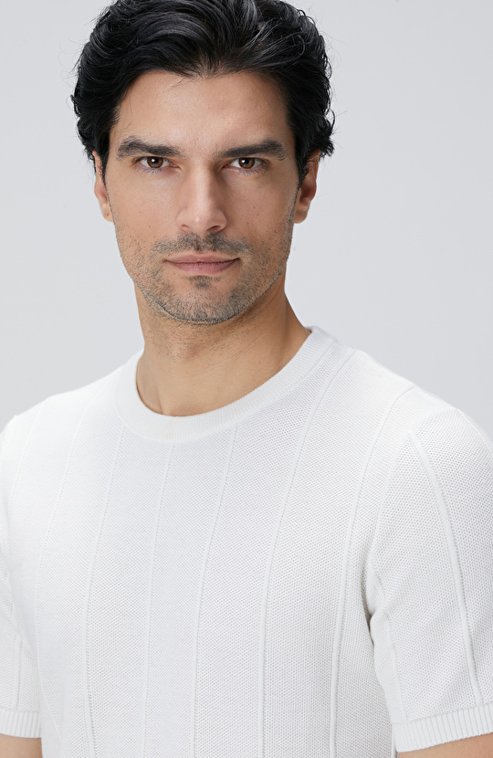 Beyaz Jakarlı Triko Kazak