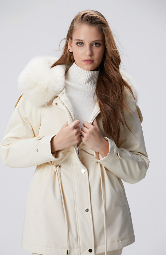 Kırık Beyaz Kapüşon Yakalı Kaban