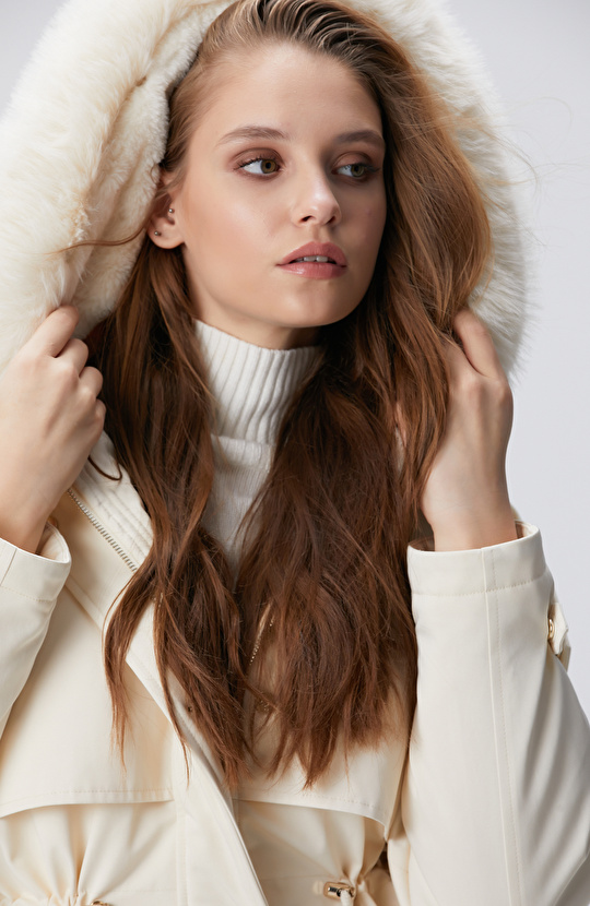 Kırık Beyaz Kapüşon Yakalı Kaban