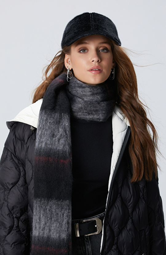 Siyah Kapitone Desenli Kapüşonlu Kaban