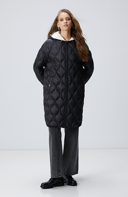 Siyah Kapitone Desenli Kapüşonlu Kaban