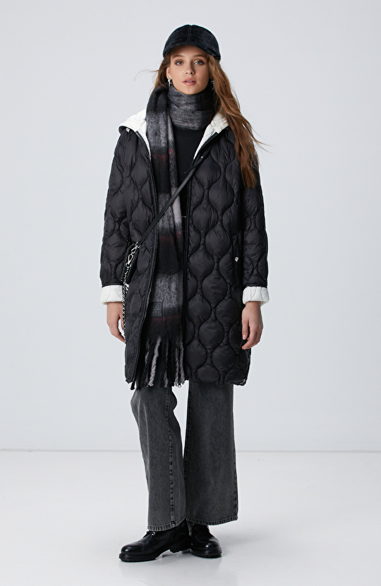 Siyah Kapitone Desenli Kapüşonlu Kaban