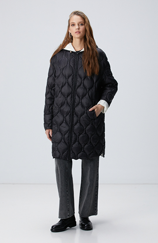 Siyah Kapitone Desenli Kapüşonlu Kaban