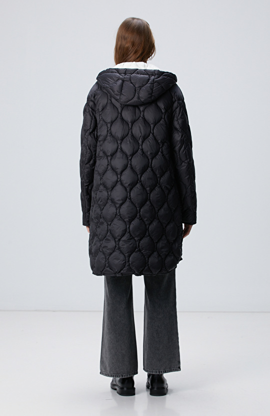 Siyah Kapitone Desenli Kapüşonlu Kaban