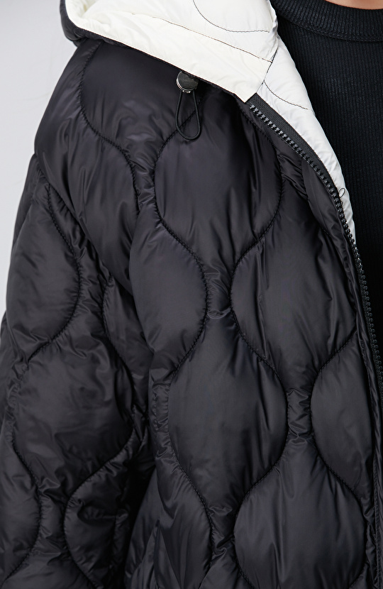 Siyah Kapitone Desenli Kapüşonlu Kaban