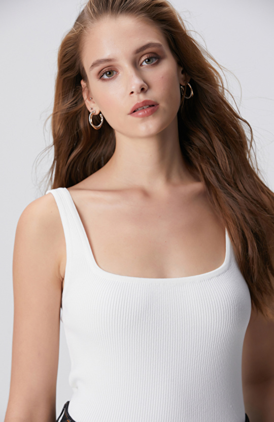 Kırık Beyaz Askılı Kare Yaka Triko Atlet