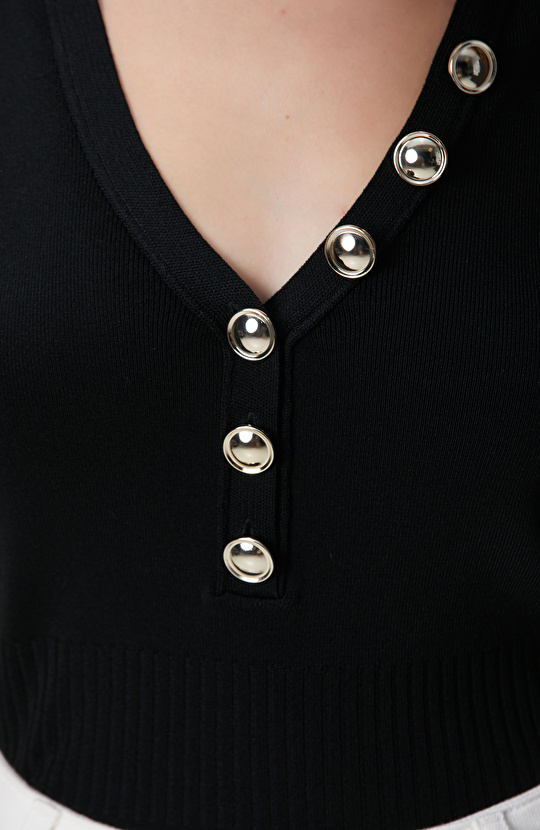 Siyah Düğme Detaylı Kazak