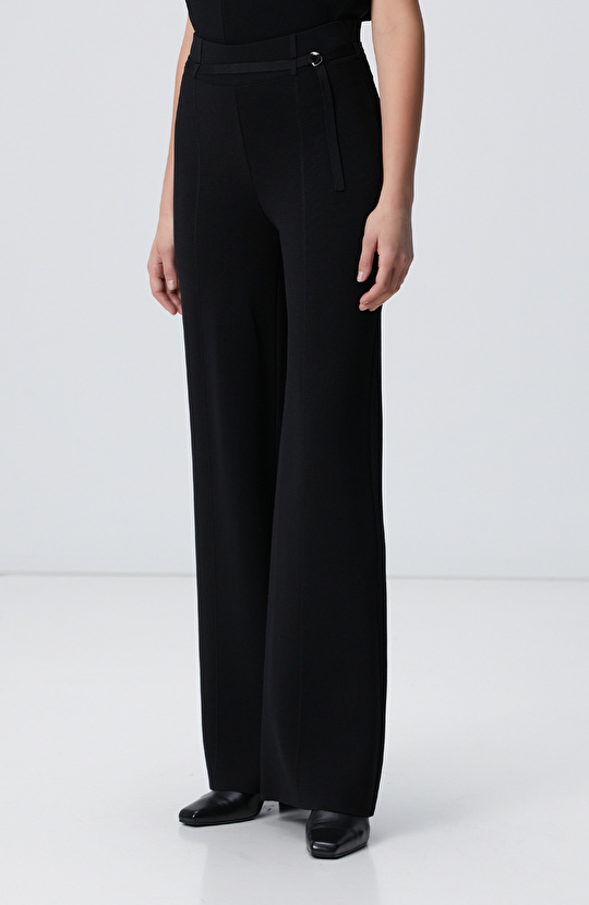 Siyah Dökümlü Bol Paça Triko Pantolon