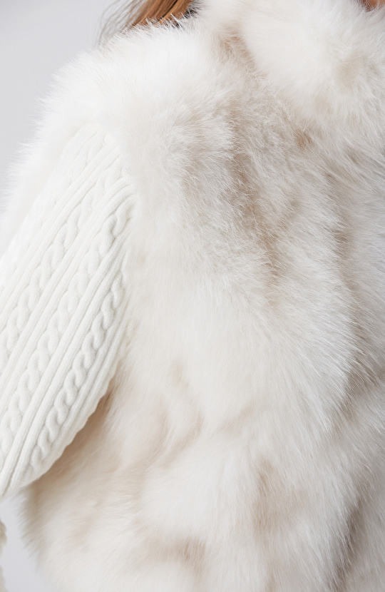 Kırık Beyaz Suni Kürk Detaylı Triko Mont