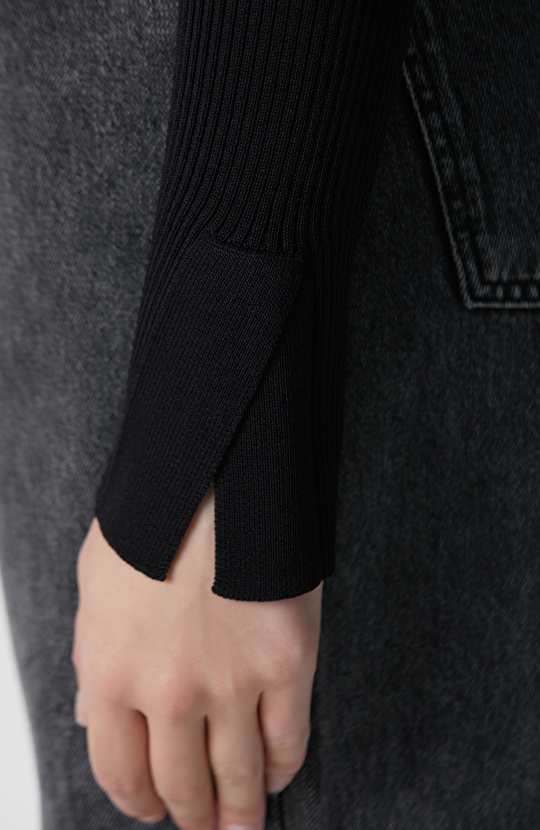 Siyah Düğme Detaylı Triko Kazak