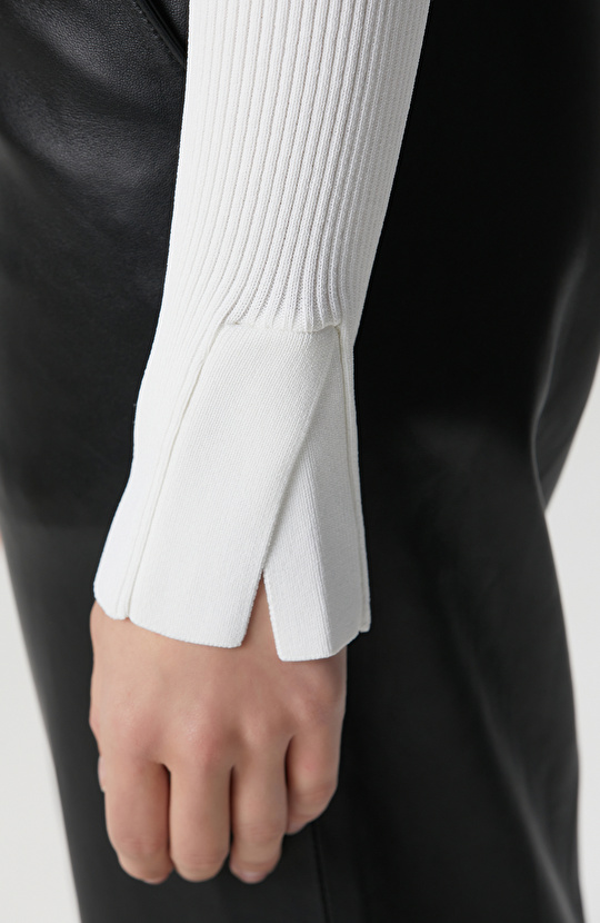 Kırık Beyaz Düğme Detaylı Triko Kazak