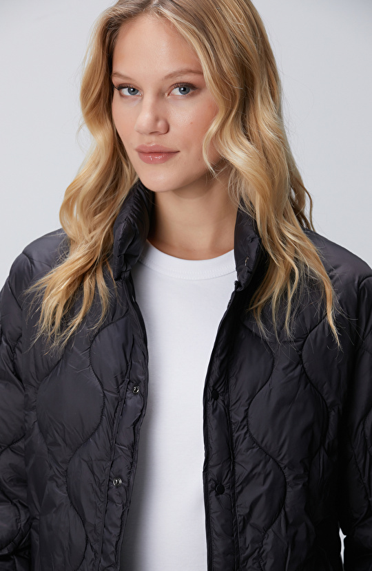 Siyah Su itici Özellikli Kapitoneli Mont