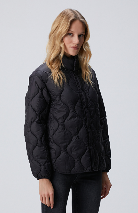 Siyah Su itici Özellikli Kapitoneli Mont