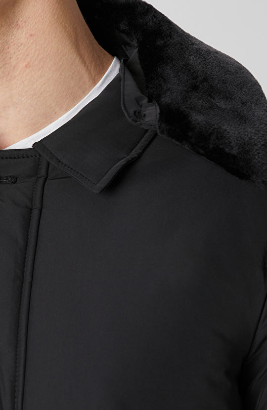 Siyah Kürk Detaylı Mont