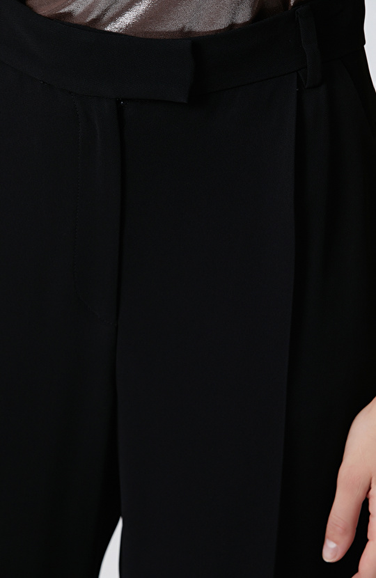 Siyah Pileli Pantolon