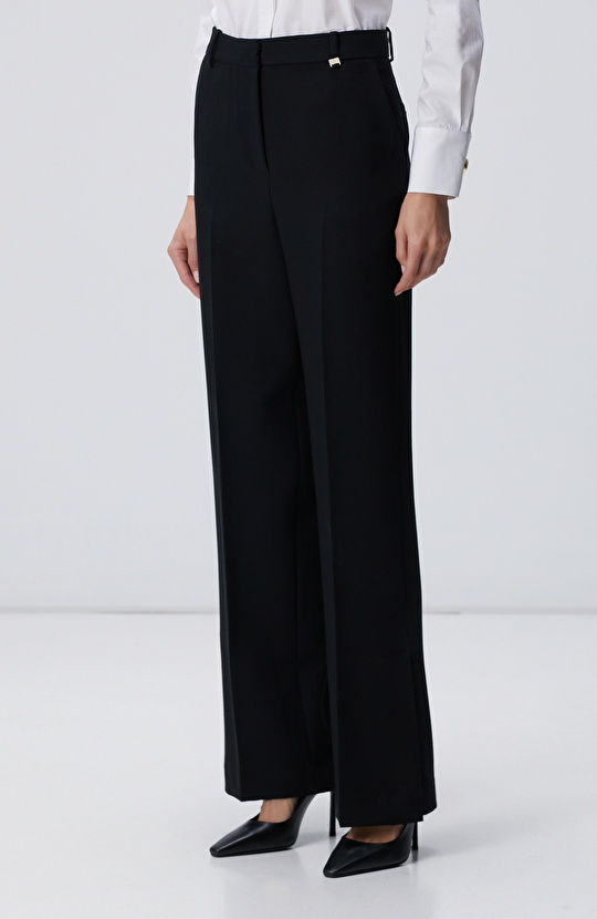 Siyah Paçası Yırtmaçlı Pantolon