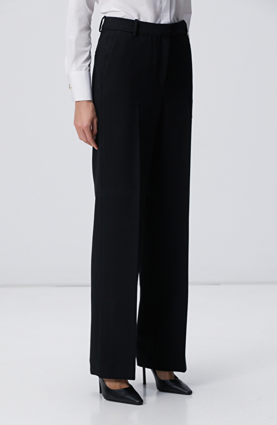 Siyah Paçası Yırtmaçlı Pantolon