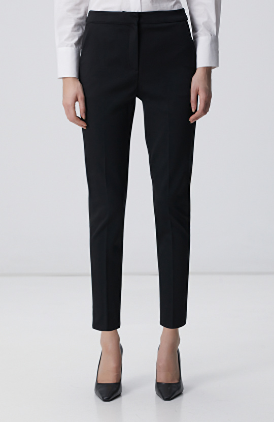 Siyah Kemeri Lastik Detaylı Pantolon