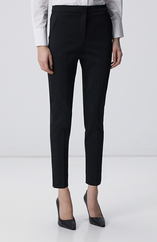 Siyah Kemeri Lastik Detaylı Pantolon