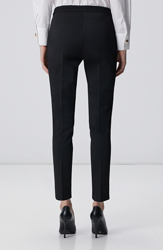 Siyah Kemeri Lastik Detaylı Pantolon