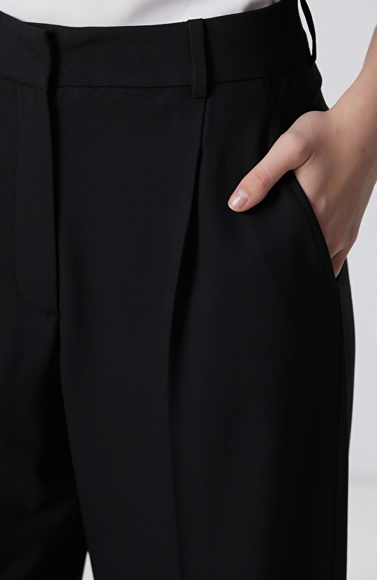 Siyah Pileli Yüksek Bel Pantolon