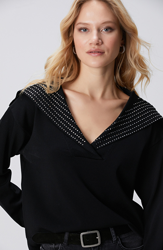 Siyah Yaka Taş Baskılı Triko Kazak