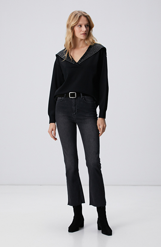 Siyah Yaka Taş Baskılı Triko Kazak