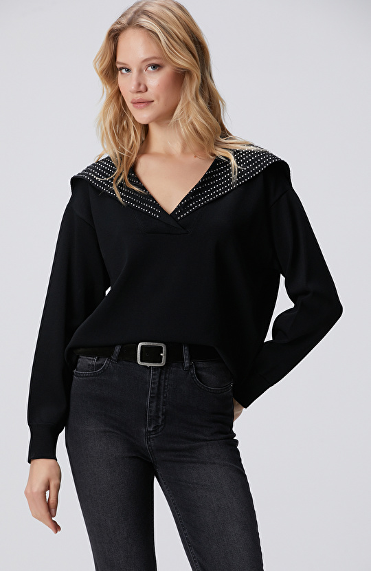 Siyah Yaka Taş Baskılı Triko Kazak