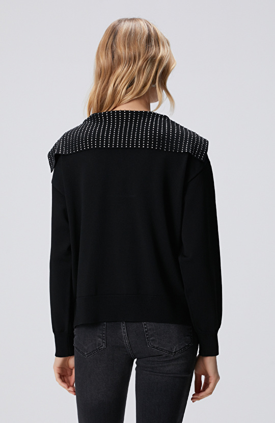 Siyah Yaka Taş Baskılı Triko Kazak