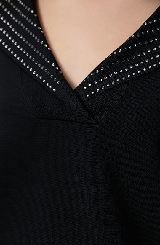 Siyah Yaka Taş Baskılı Triko Kazak