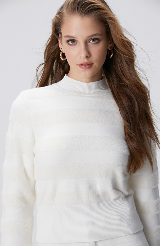 Kırık Beyaz Çizgili Triko Kazak